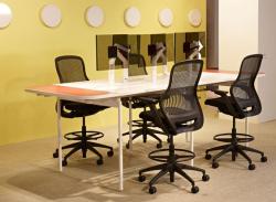 Bàn làm việc chân sắt - lựa chọn số 1 cho văn phòng hiện đại