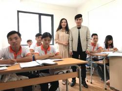 Thi công nội thất văn phòng, bàn ghế học sinh Trung tâm Tư vấn Du học Hòa Phong