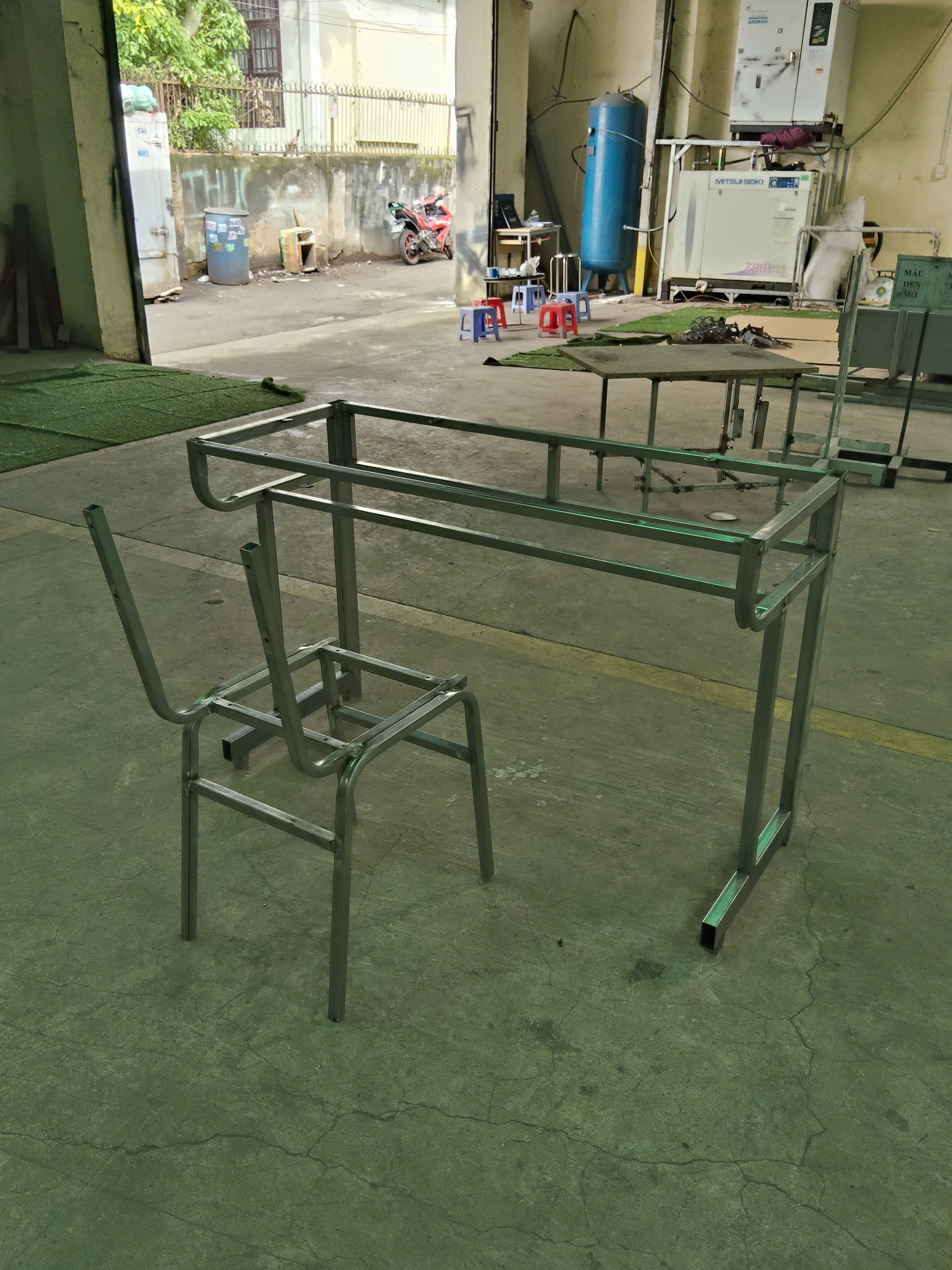 Bàn ghế học sinh gỗ cao su BHSCS2