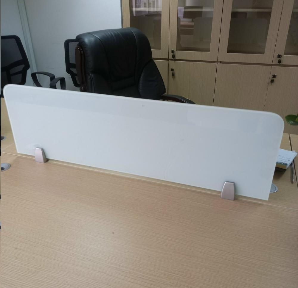 Vách ngăn bàn kính trắng sữa VNK-08