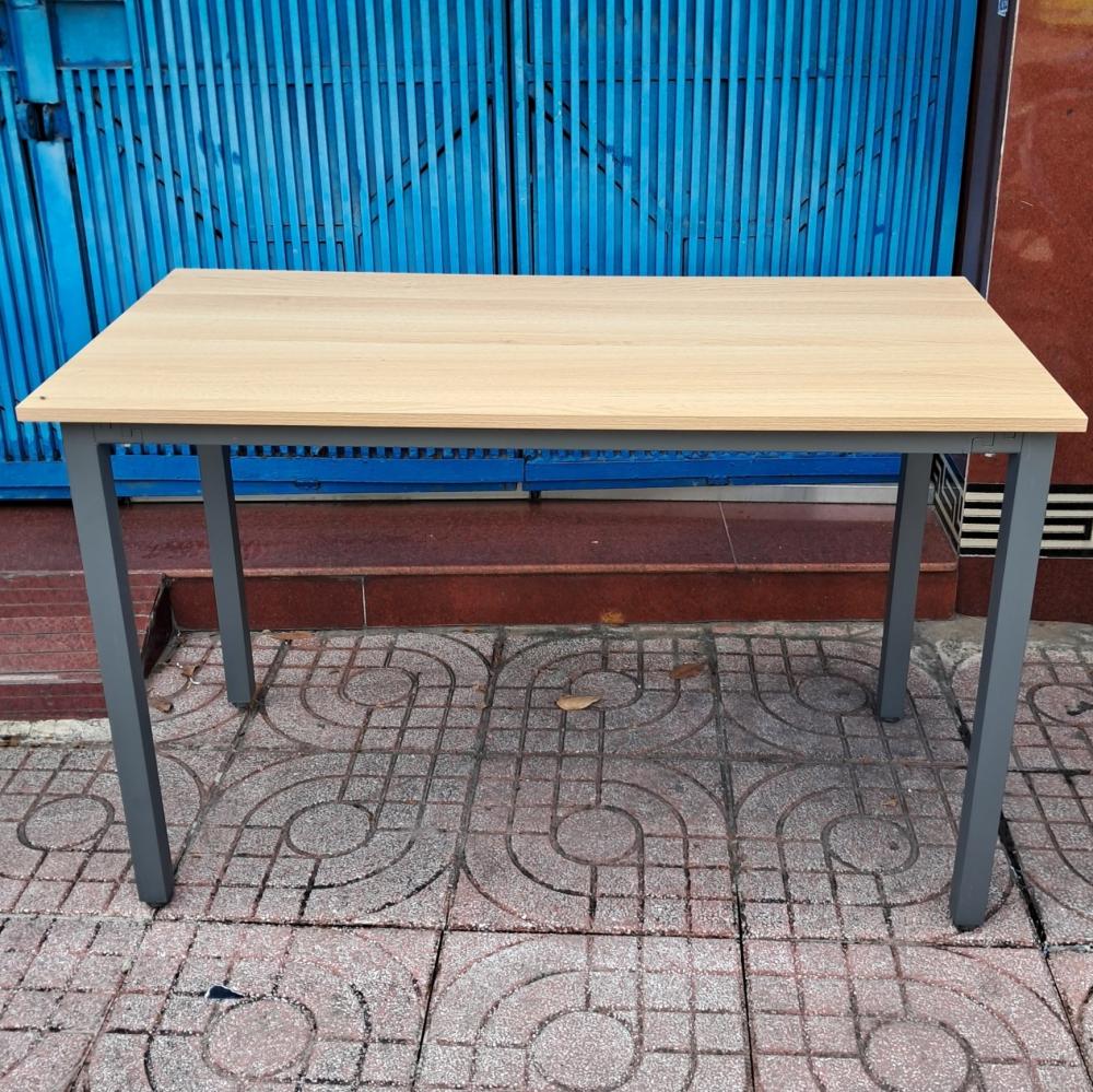 Bàn làm việc chân sắt vuông dài 1m2