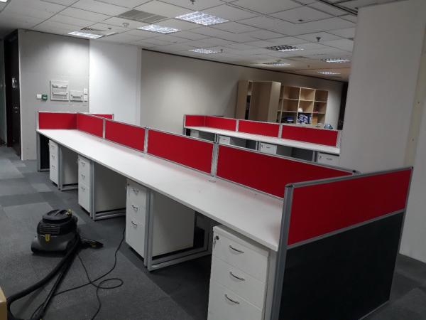 Vách ngăn bàn nhôm nỉ 2 màu VNNN-08