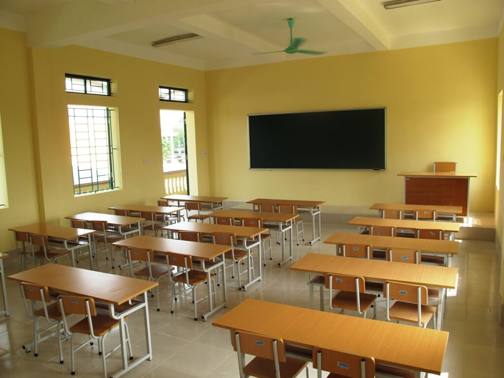 Có nên mua bàn ghế học sinh giá rẻ cho trường học hay không?