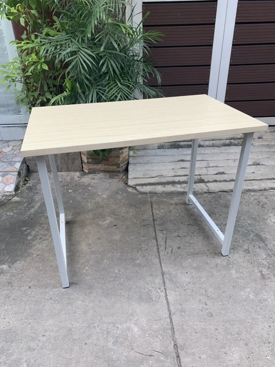 Có nên mua bàn làm việc chân sắt giá rẻ?