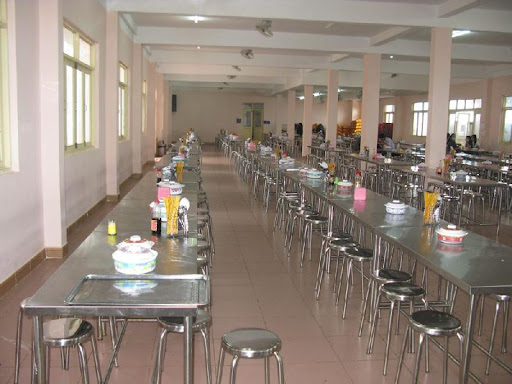 Bạn đã biết cách lựa chọn bàn ăn công nghiệp phù hợp và có hiệu quả cao