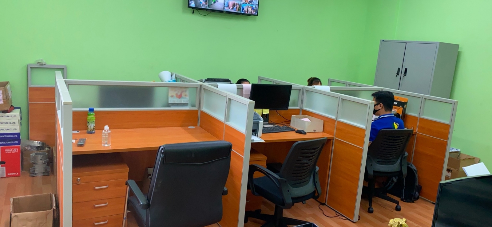 Các loại chất liệu vách ngăn cụm bàn làm việc 4 người phổ biến hiện nay