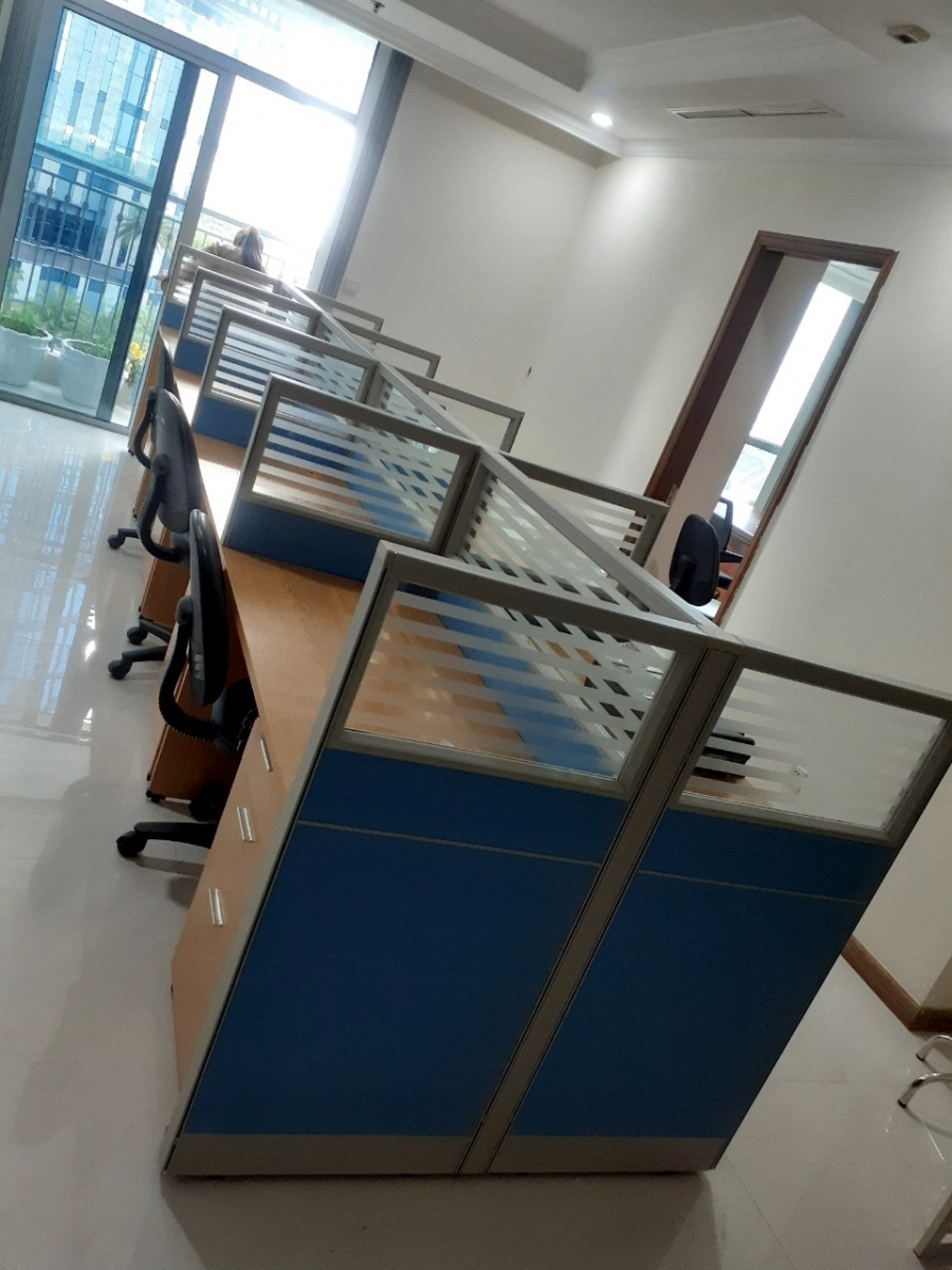 Các loại chất liệu vách ngăn cụm bàn làm việc 4 người phổ biến hiện nay