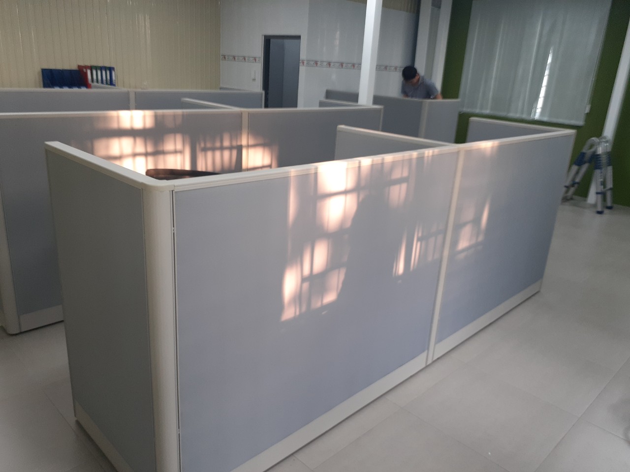 Chất liệu bàn và vách ngăn cụm bàn làm việc 4 người