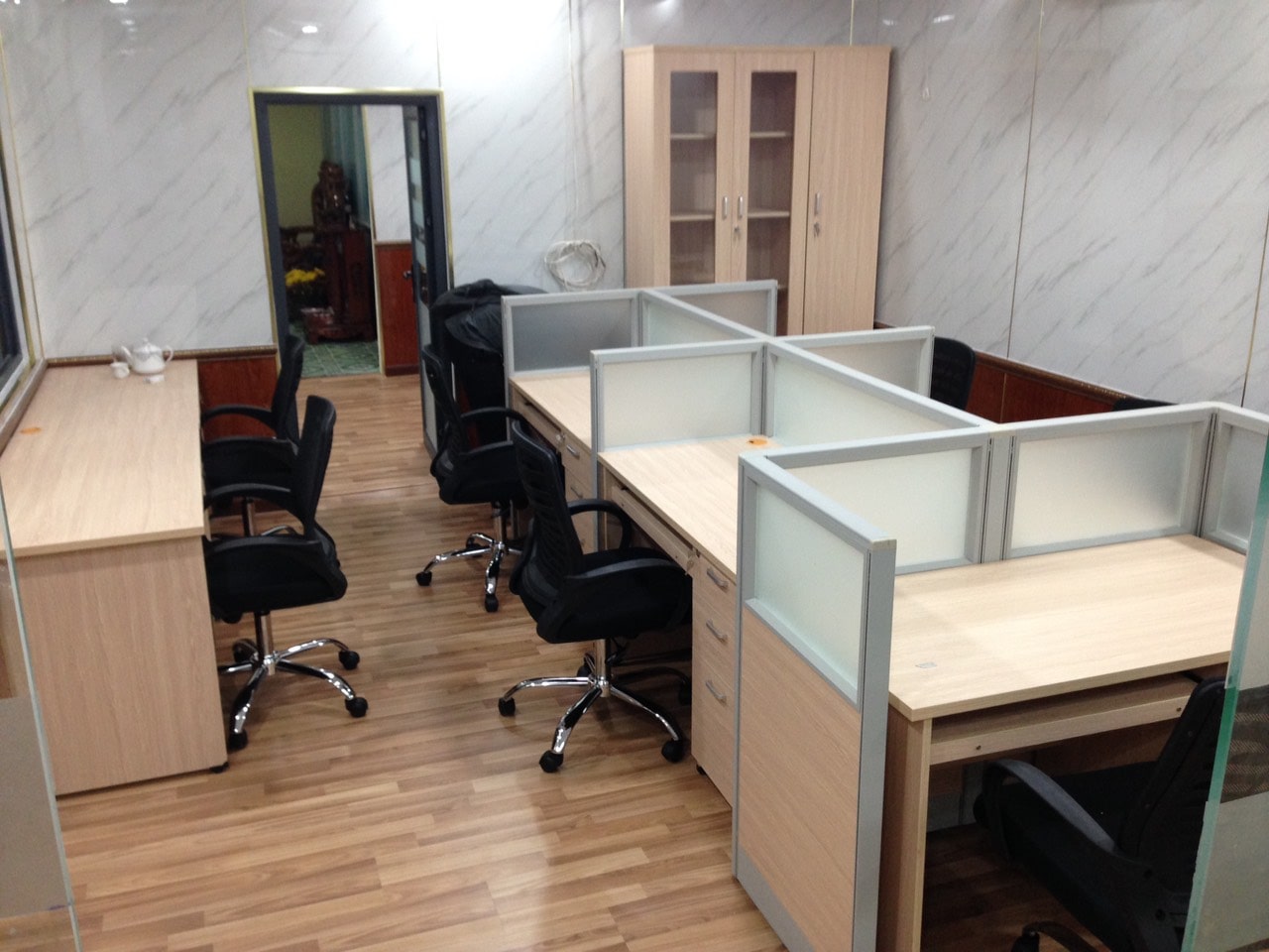 Chất liệu bàn và vách ngăn cụm bàn làm việc 4 người