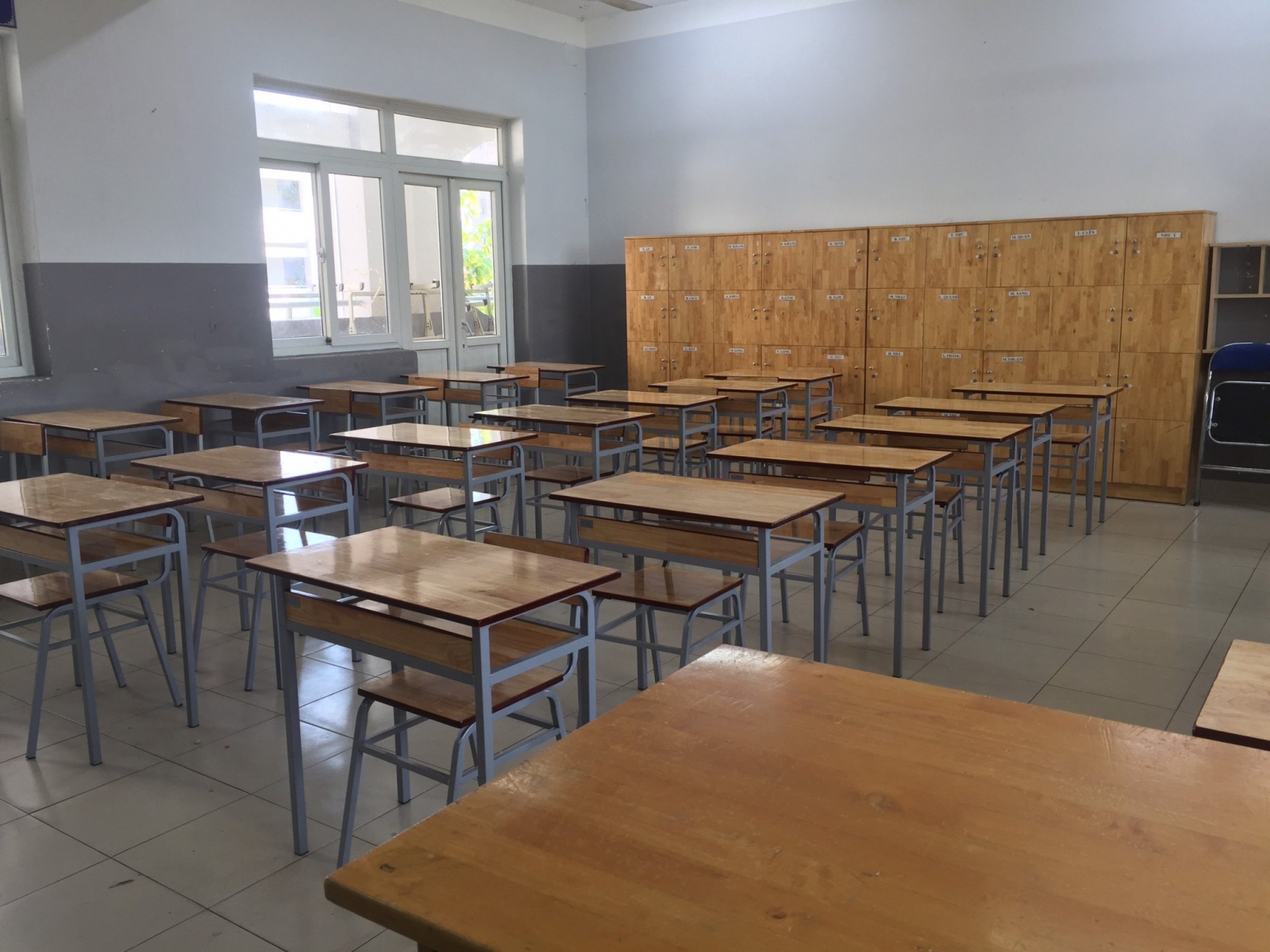 Review 4 mẫu bàn ghế đơn bằng gỗ tự nhiên tốt nhất cho trường học