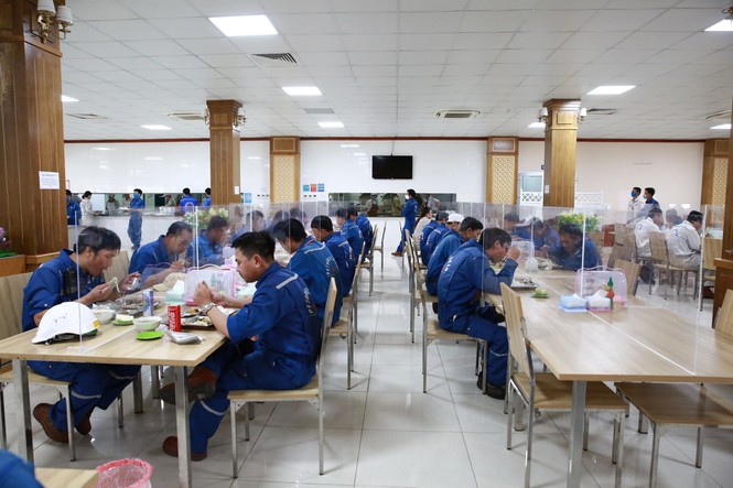 Tại sao nên lắp vách ngăn kháng khuẩn cho văn phòng mùa dịch