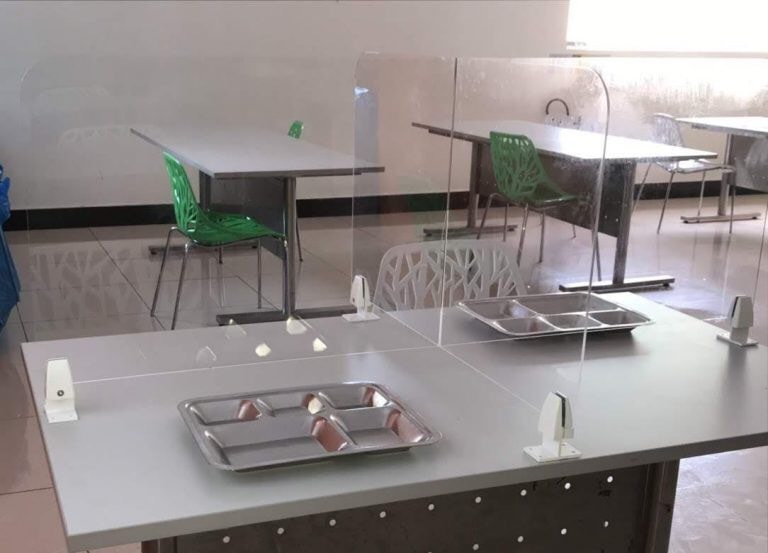 Tại sao nên lắp vách ngăn kháng khuẩn cho văn phòng mùa dịch