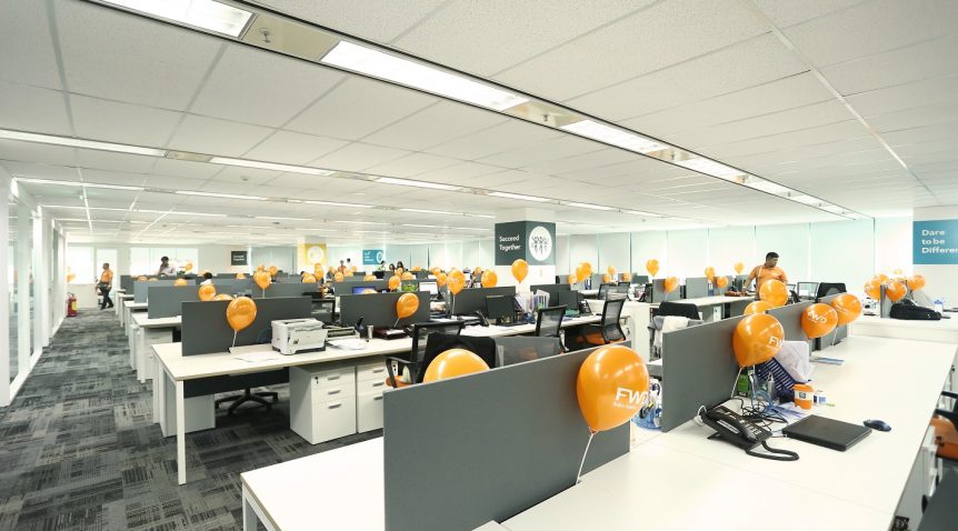 Tại sao nên lựa chọn bàn làm việc có vách ngăn cho văn phòng?