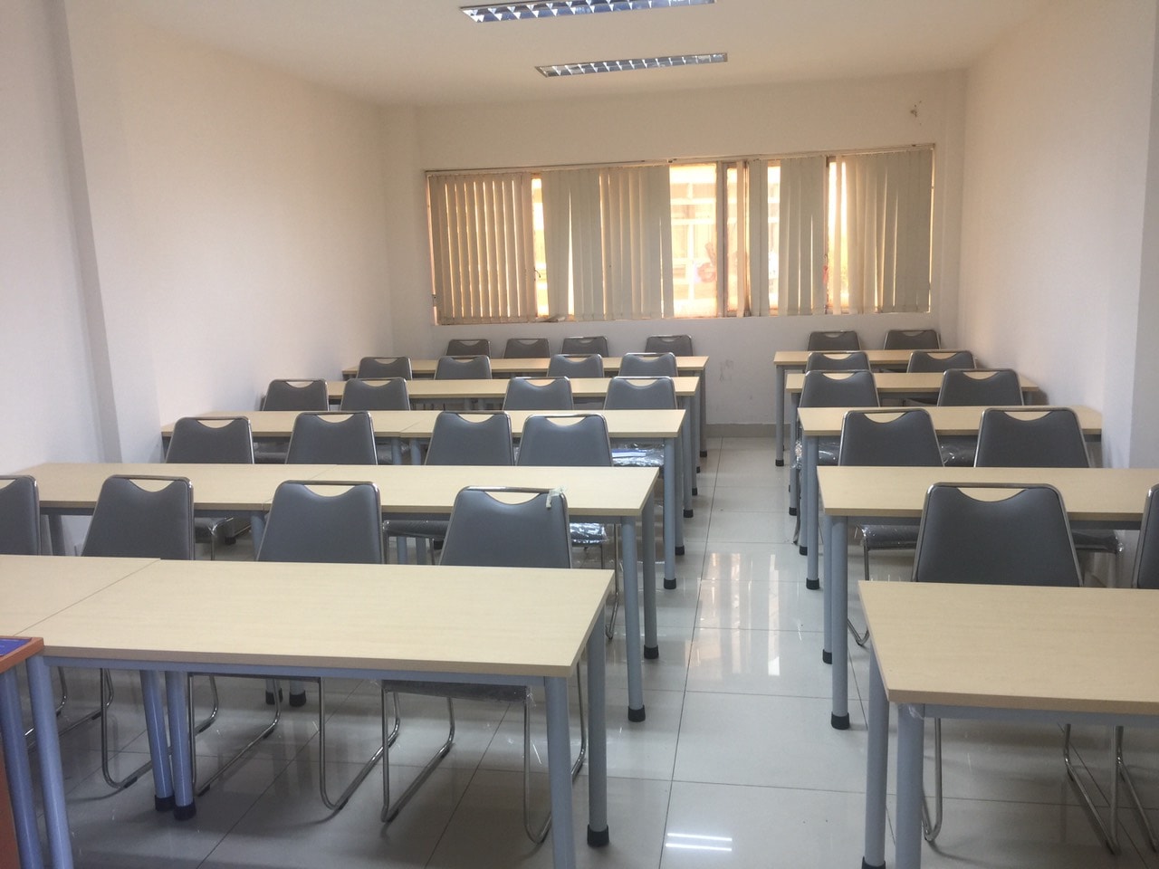 Xu hướng lựa chọn bàn làm việc chân sắt giá rẻ TPHCM thịnh hành năm 2020