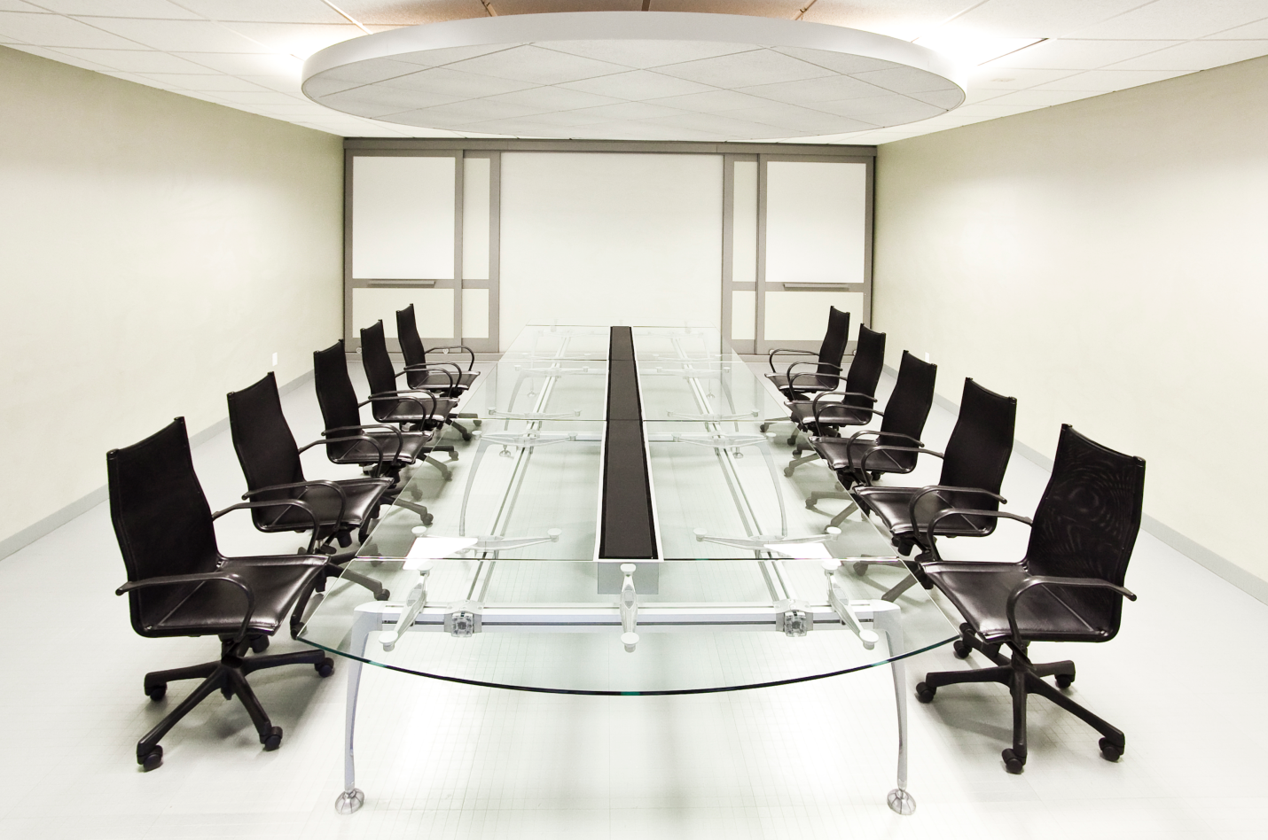 Bàn họp hình chữ nhật thể hiện kiểu hành mộc