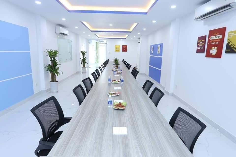 ban-hop-chan-sat-20-nguoi