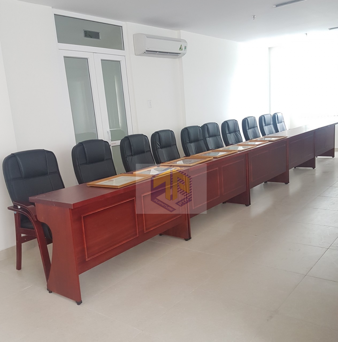 ban-hop-van-phong-ptp