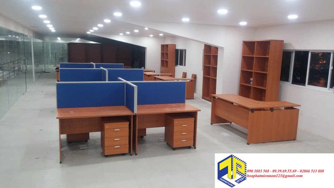 bàn làm việc có vách ngăn