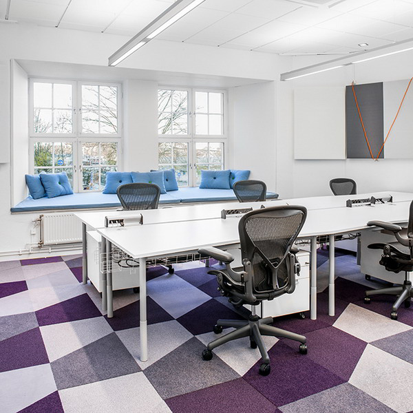 bàn làm việc đầy ánh sáng