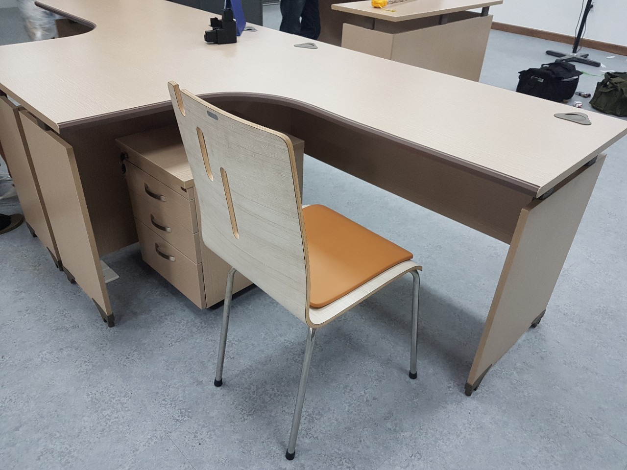 bàn làm việc văn phòng chữ l