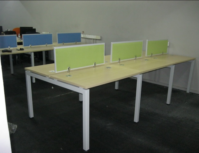 /ban-lam-viec-co-vach-ngan5