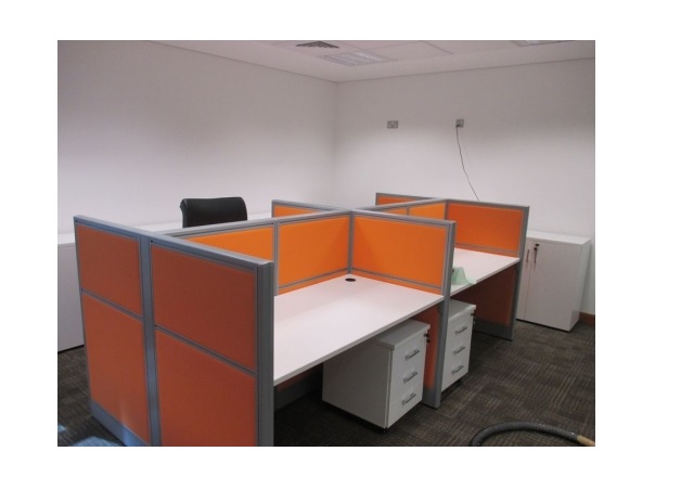 /ban-lam-viec-co-vach-ngan