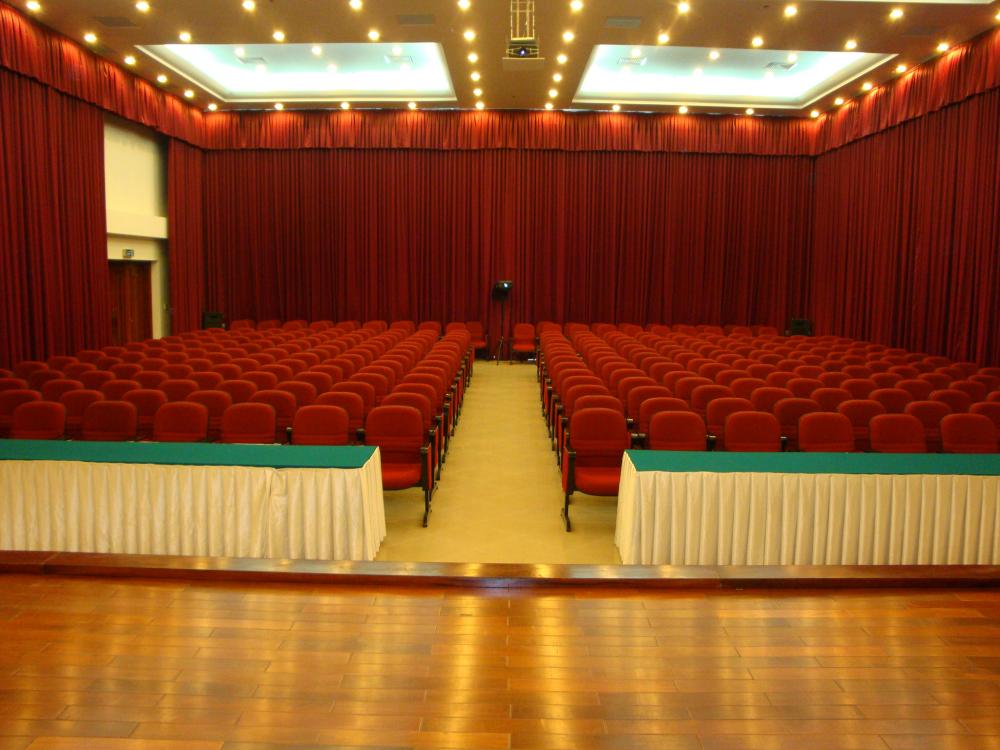 thi cong phong hoi truong