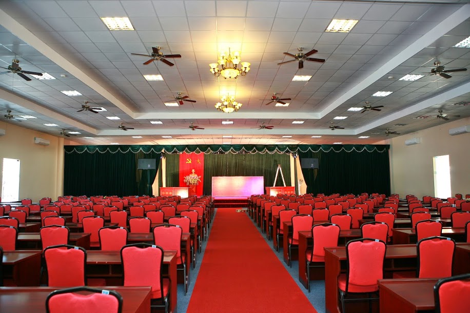 thi cong phong hoi truong