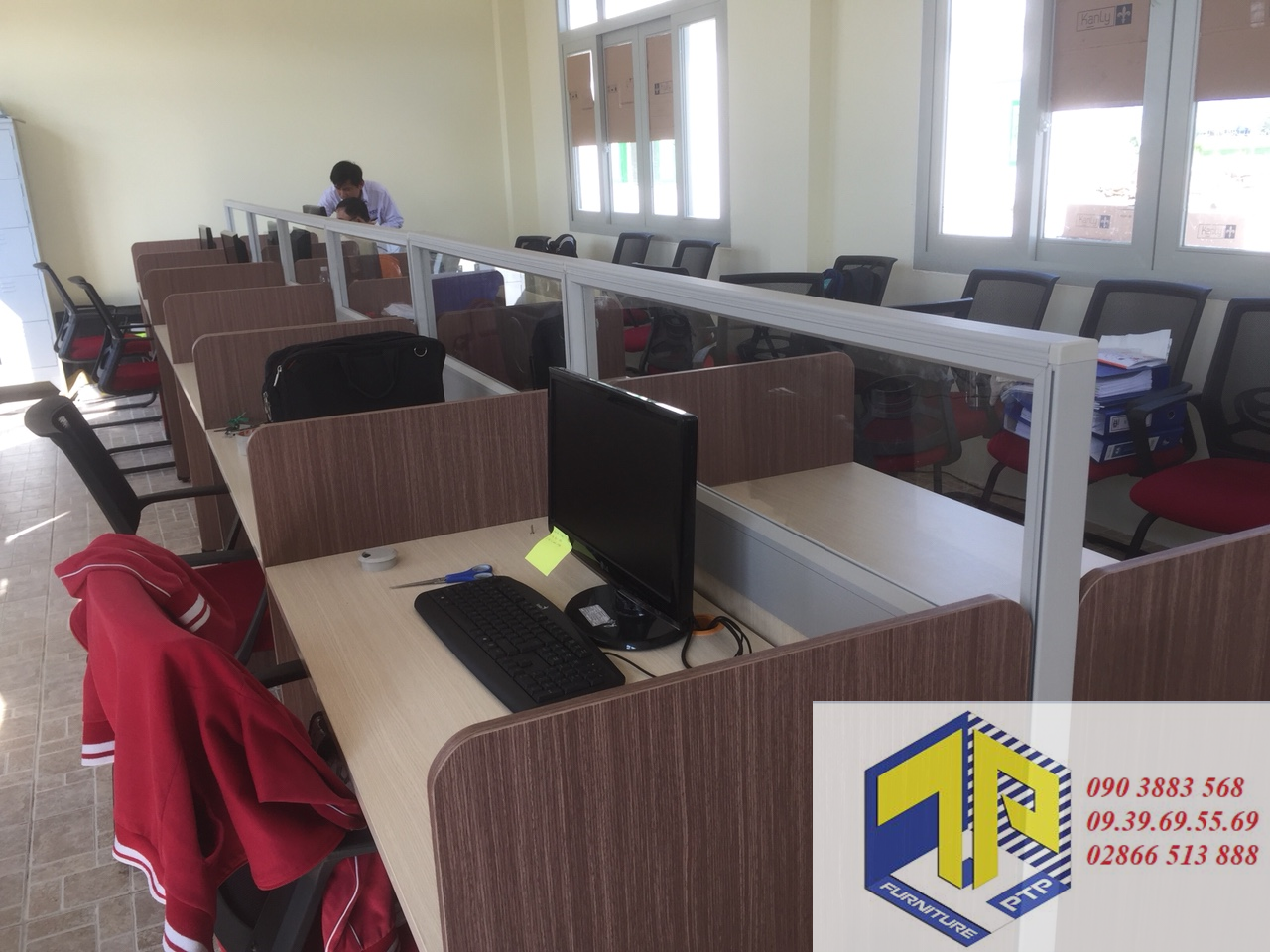 vách ngăn gỗ kính