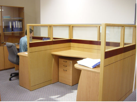 vach-ngan-ban-lam-viec-go-veneer