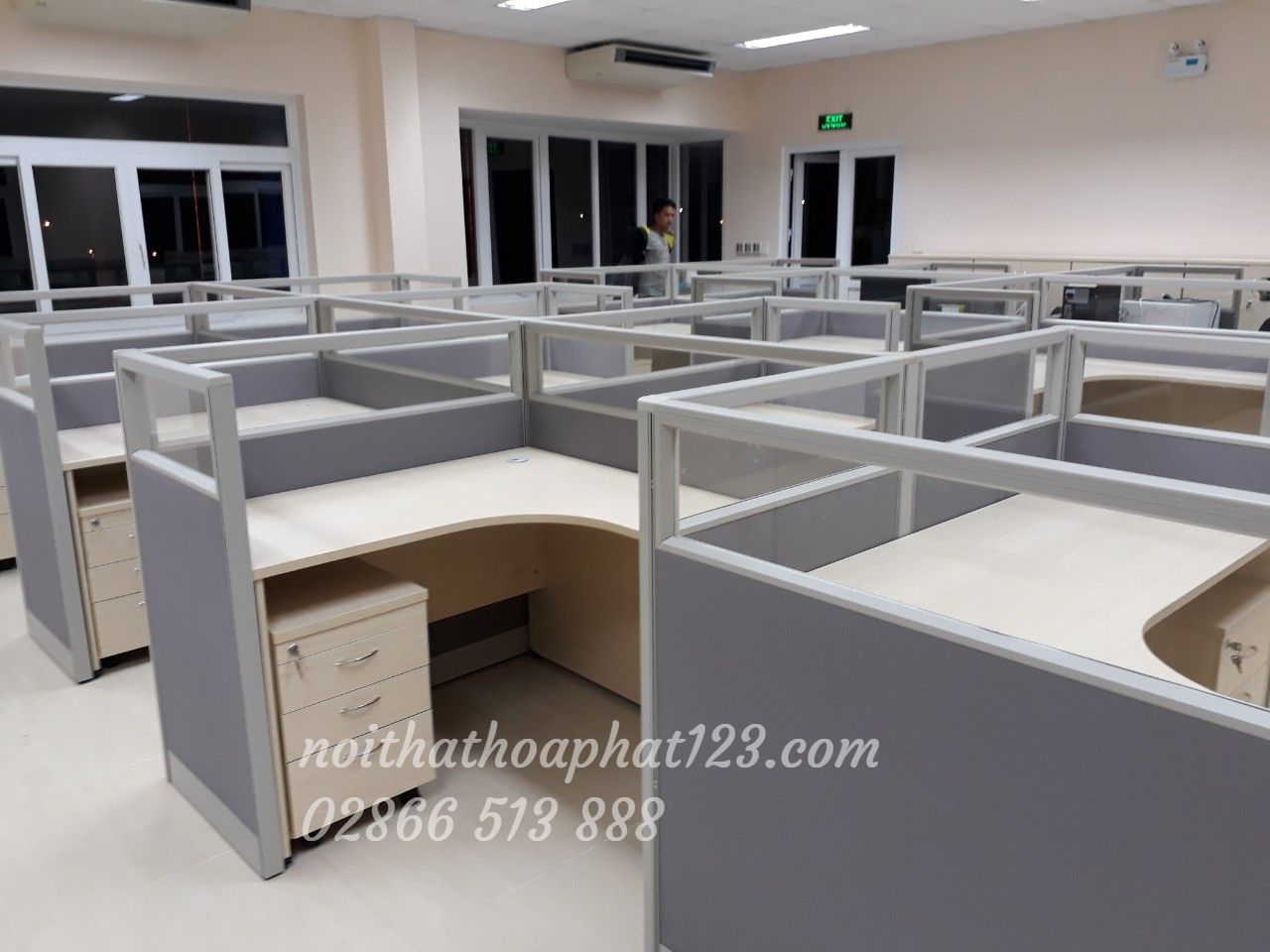 vách ngăn bàn làm việc