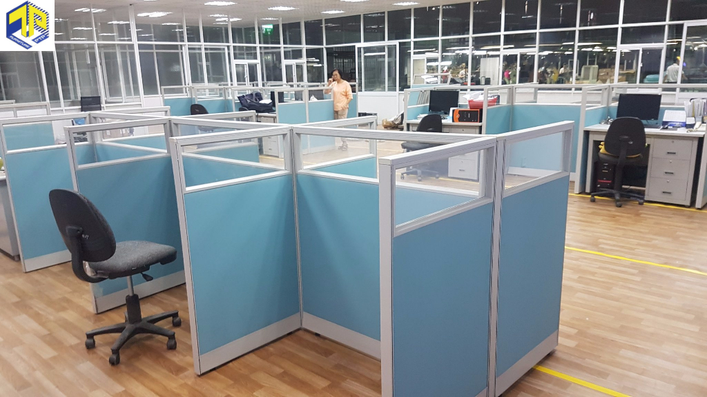 Vách ngăn bàn làm việc nỉ có kính