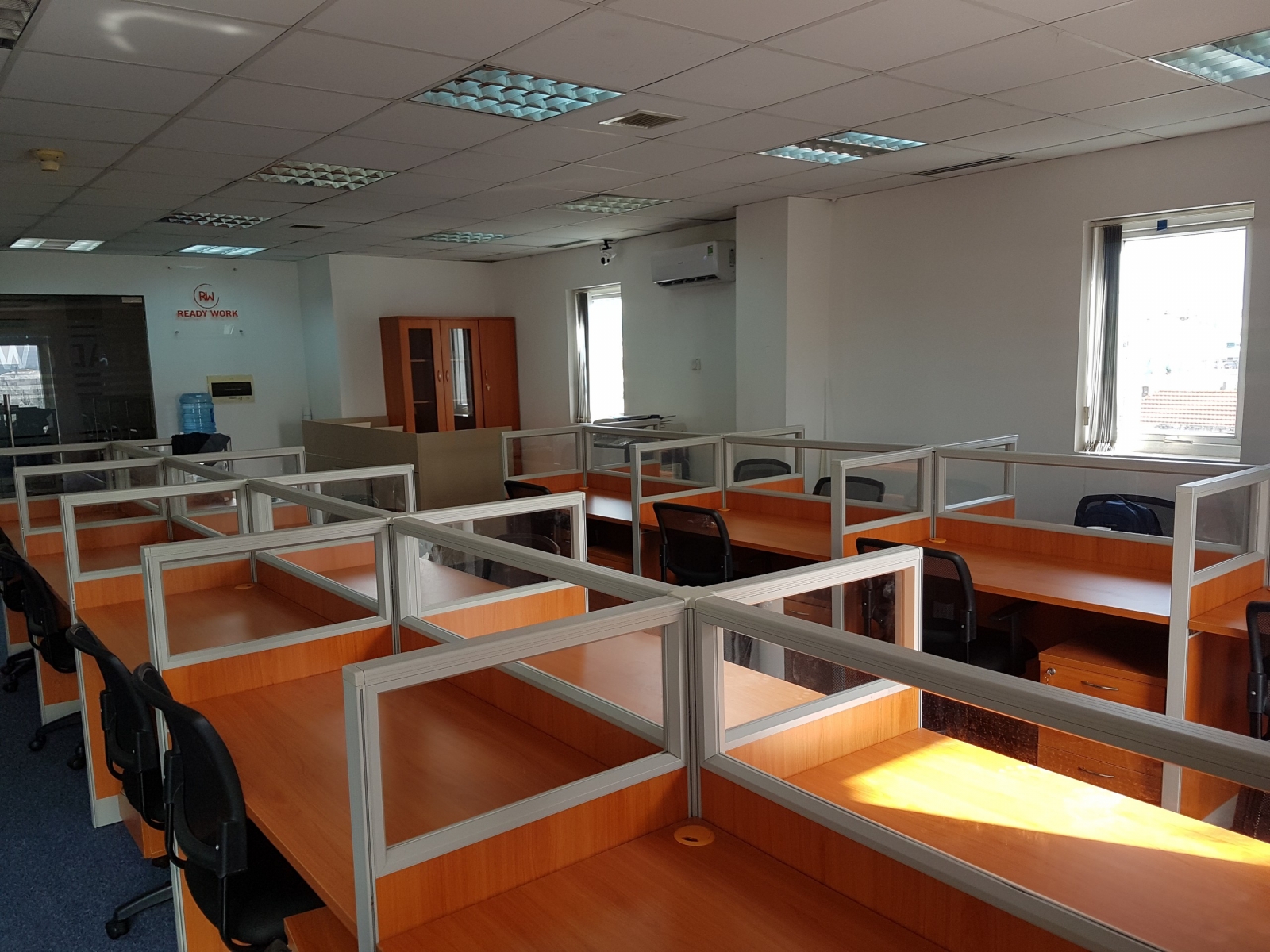 vách ngan gỗ kính