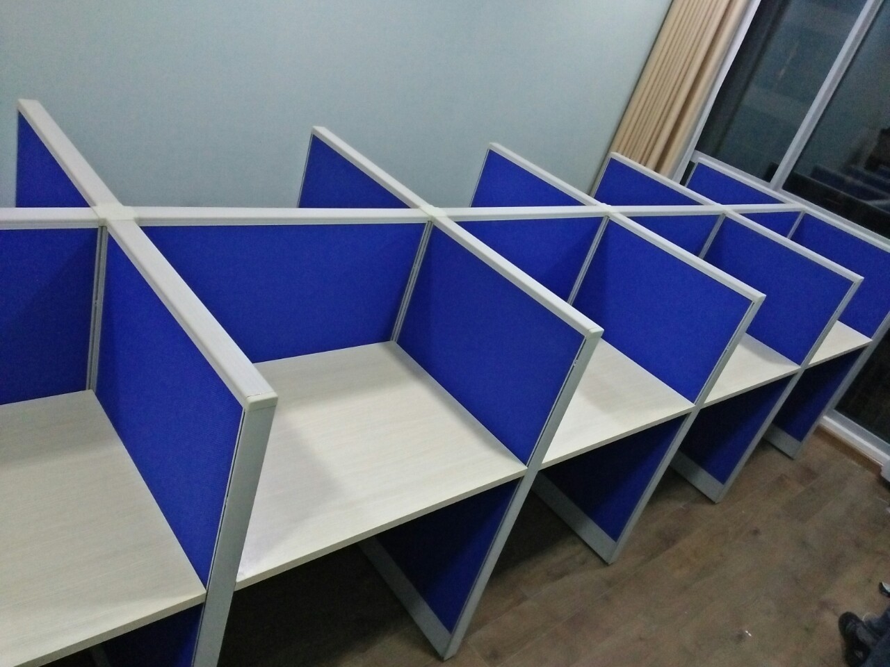 vách ngăn nhôm nỉ