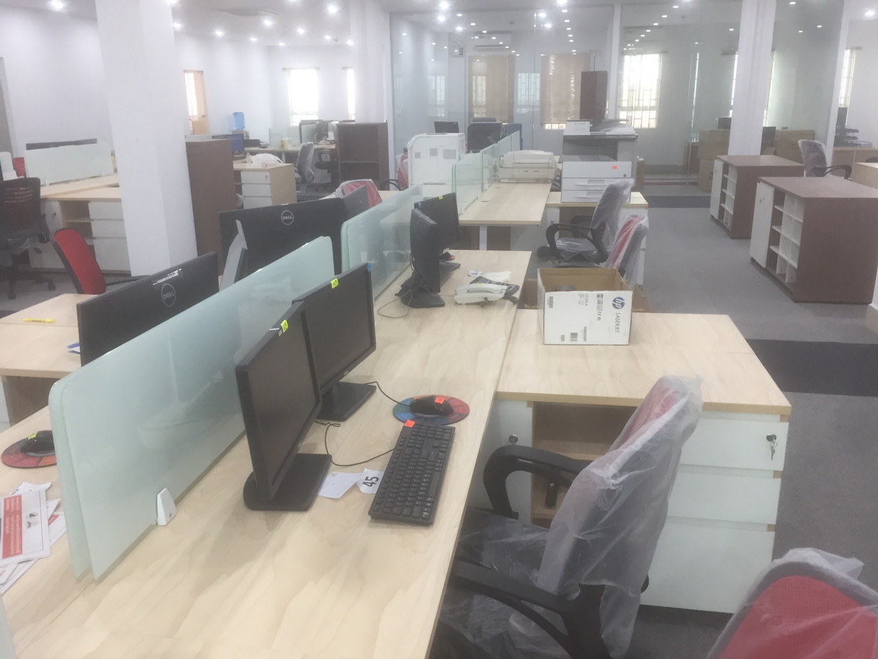 vách ngăn kính cường lực