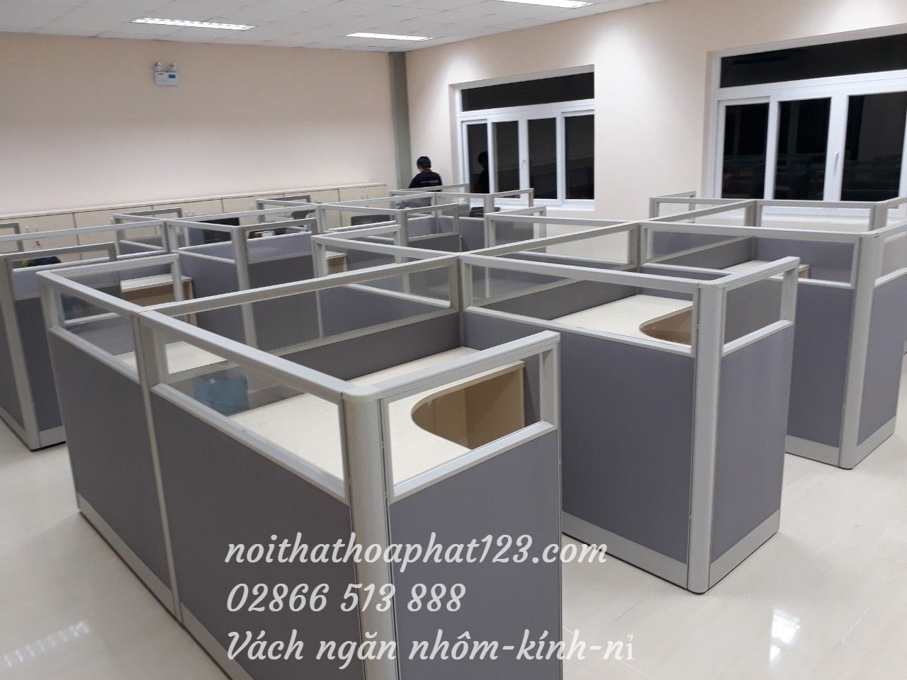 vách ngăn nhôm nỉ kính