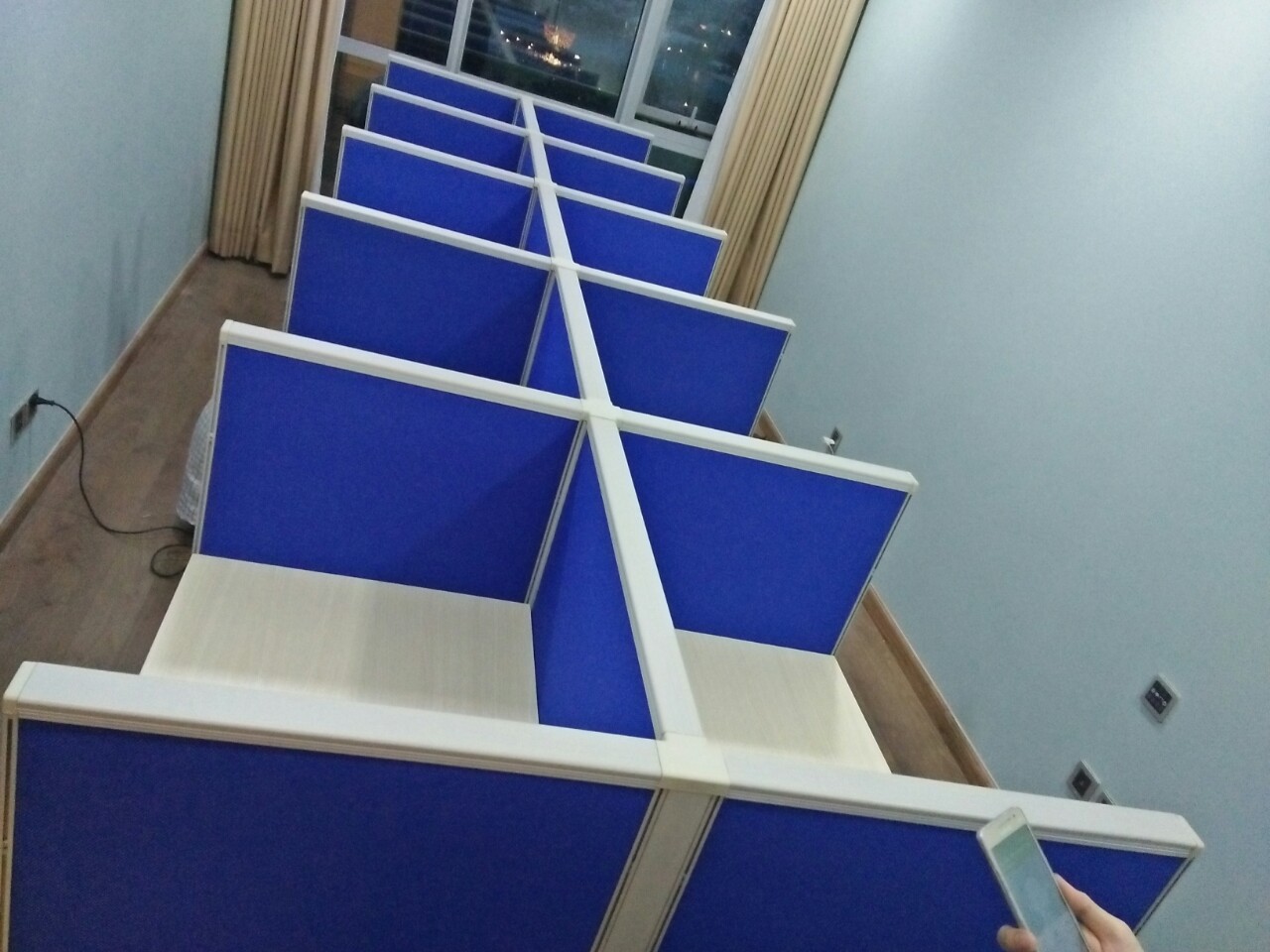 vách ngăn bàn làm việc nhôm nỉ