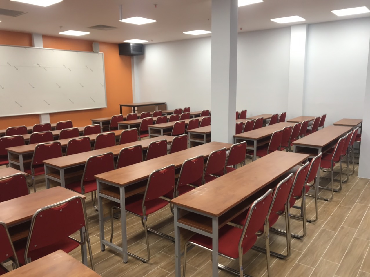 NGHIỆM THU BÀN GIAO BÀN GHẾ HỘI TRƯỜNG TRƯỜNG ĐẠI HỌC NGOẠI NGỮ TIN HỌC TPHCM